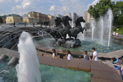 Москва.  Видна фонтаны Времена года и Гейзер на Манежной площади.