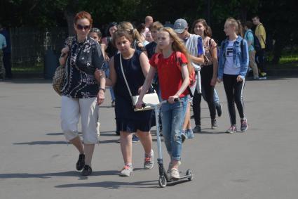 Москва.  Девочка на самокате.