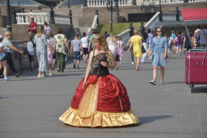 Москва.  Женщина в историческом костюме на Манежной площади.