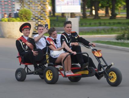 Москва.  Выпускники школ во время праздничных гуляний в честь окончания учебного года.