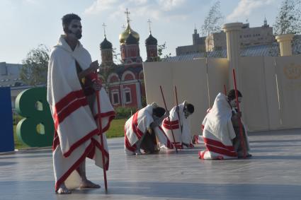 Москва.  Выступление артистов в парке `Зарядье`.