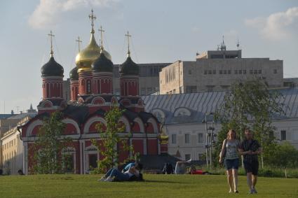 Москва.  Молодые люди в парке `Зарядье`.