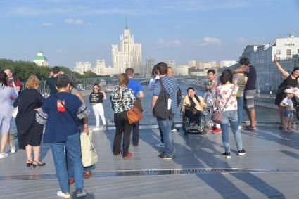 Москва.  Прохожие фотографируются на Парящем мосту в парке `Зарядье`.