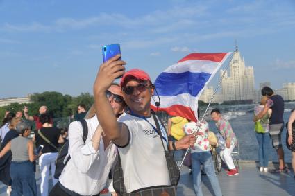 Москва.  Прохожие фотографируются на Парящем мосту в парке `Зарядье`.