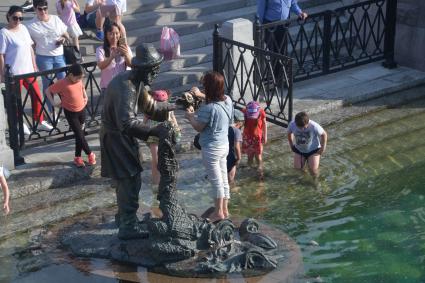 Москва.  Женщина у фонтана  Старик и Золотая рыбка на Манежной площади.