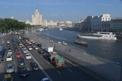 Москва.  Вид на Москворецкую набережную с Парящего моста.