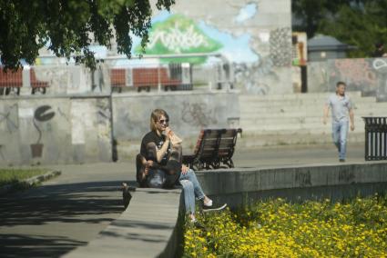 Екатеринбург. Горожане в сквере у драмтеатра. 13 мая 2019 года вокруг сквера возвели забор для начала строительства храма святой Екатерины, что высвало массовые протесты горожан и столкновения с полицией