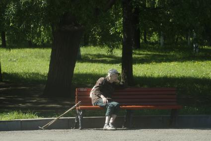 Екатеринбург. Горожане в сквере у драмтеатра. 13 мая 2019 года вокруг сквера возвели забор для начала строительства храма святой Екатерины, что высвало массовые протесты горожан и столкновения с полицией