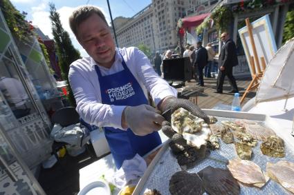 Москва.   Во время гастрономического фестиваля `Рыбная неделя` на площади Революции.