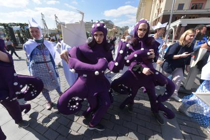 Москва.  Аниматоры на Манежной площади в рамках гастрономического фестиваля `Рыбная неделя`.