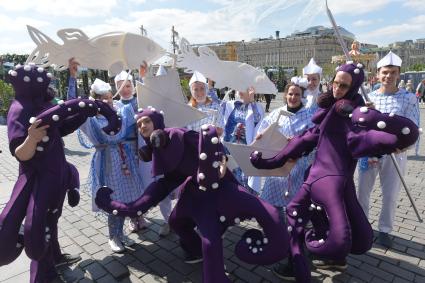 Москва.  Аниматоры на Манежной площади в рамках гастрономического фестиваля `Рыбная неделя`.