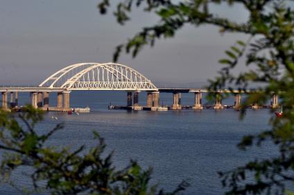 Республика Крым, Керчь. Вид на Крымский мост через Керченский пролив.