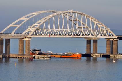 Республика Крым, Керчь. Вид на Крымский мост через Керченский пролив.