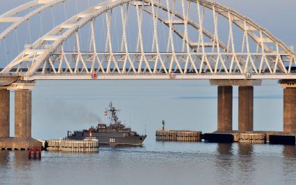 Республика Крым, Керчь. Вид на Крымский мост через Керченский пролив.