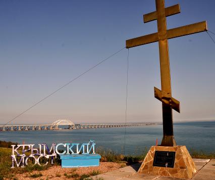 Республика Крым, Керчь. Вид на Крымский мост через Керченский пролив.