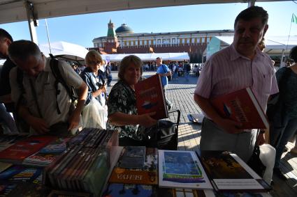 Москва.  Посетители во время  книжного фестиваля `Красная площадь`.