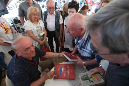 Москва.  Военный обозреватель `Комсомольской правды` Виктор Баранец на книжном фестивале `Красная площадь`.