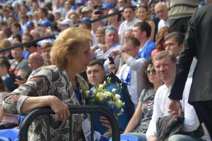 Москва. Дочь Льва Яшина Ирина Фролова перед началом матча 30-го тура чемпионата России по футболу среди клубов Премьер-лиги между фк `Динамо`(Москва) и `Арсенал`(Тула).