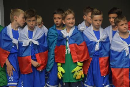 Москва. Мальчики перед началом матча 30-го тура чемпионата России по футболу среди клубов Премьер-лиги между фк `Динамо`(Москва) и `Арсенал`(Тула).