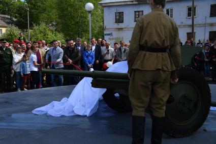 Новгородская область,Тесово-Нетыльское.   Губернатор Новгородской области Андрей Никитин на открытии  сквера Павших героев.