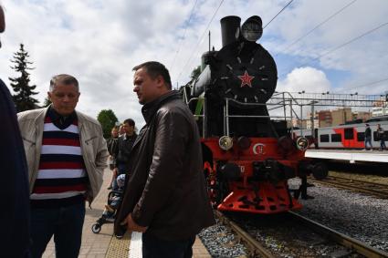 Великий Новгород.  Губернатор Новгородской области Андрей Никитин осматривает ретро поезд перед началом  VII международного военно-исторического фестиваля, посвященного боям апреля-мая 1942 года за коридор снабжения в районе прорыва 2 Ударной Армии.