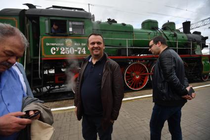 Великий Новгород.  Губернатор Новгородской области Андрей Никитин осматривает ретро поезд перед началом  VII международного военно-исторического фестиваля, посвященного боям апреля-мая 1942 года за коридор снабжения в районе прорыва 2 Ударной Армии.