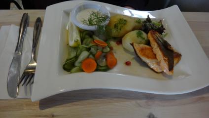Москва. Семга с соусом и овощами.