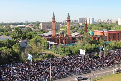 Москва.  Мусульмане во время торжественного намаза по случаю исламского праздника Ураза-байрам (праздник разговения, Ид-аль-Фитр) у  мечети Ярдям на улице Хачатуряна.