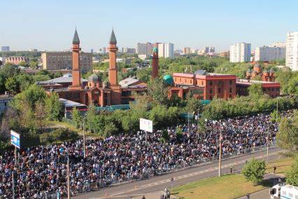 Москва.  Мусульмане во время торжественного намаза по случаю исламского праздника Ураза-байрам (праздник разговения, Ид-аль-Фитр) у  мечети Ярдям на улице Хачатуряна.