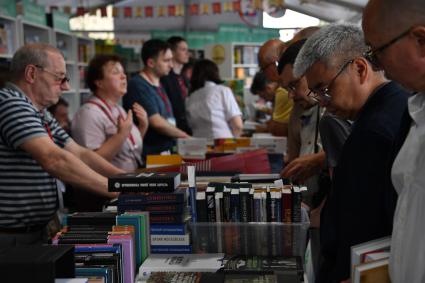 Москва.  Посетители во время книжного фестиваля `Красная площадь`.