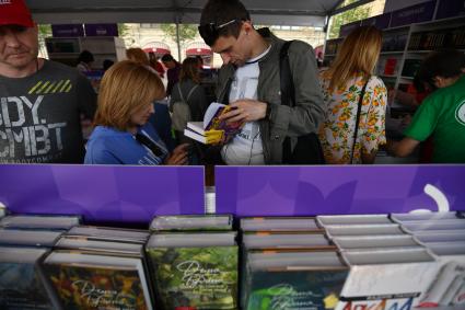 Москва.  Посетители во время книжного фестиваля `Красная площадь`.