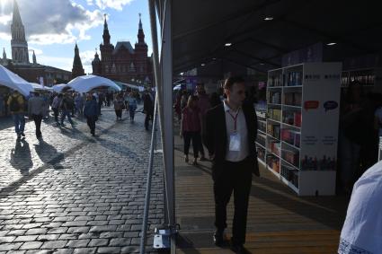 Москва.  Во время книжного фестиваля `Красная площадь`.