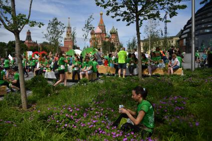 Москва.  Участники благотворительного `зеленого` марафона `Бегущие сердца`  на Васильевском спуске.