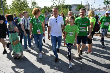 Москва. Президент, председатель правления Сбербанка РФ Герман Греф (в центре) во время благотворительного `зеленого` марафона `Бегущие сердца` на Васильевском спуске.