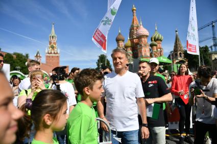 Москва.  Президент, председатель правления Сбербанка РФ Герман Греф  (в центре) во время благотворительного `зеленого` марафона `Бегущие сердца` на Васильевском спуске.