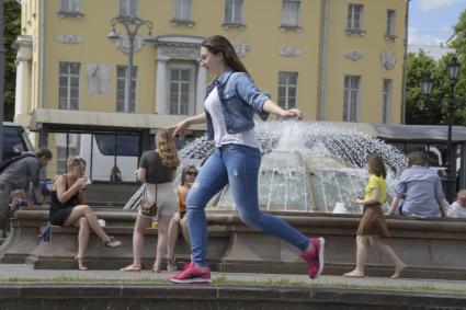 Москва.  Девушка у фонтана на Манежной площади.