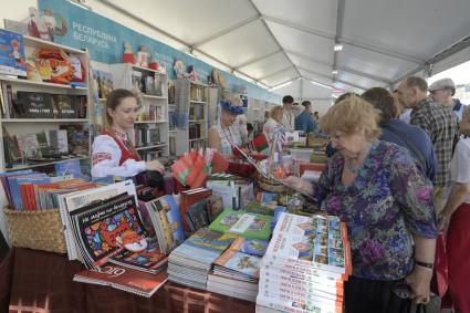 Москва. Посетители в павильоне Республики Беларусь  на книжном фестивале `Красная площадь`.