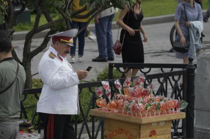 Москва. Двойник Сталина  в Александровском  саду.