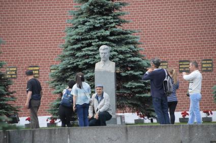 Москва. На могиле Иосифа Сталина у Кремлевской стены.