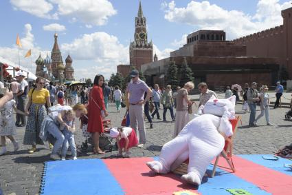 Москва. Посетители на книжном фестивале `Красная площадь`.