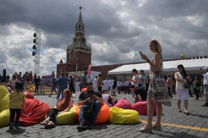 Москва. На книжном фестивале `Красная площадь`.