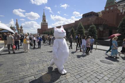 Москва. На книжном фестивале `Красная площадь`.