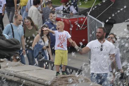 Москва. Мальчик у фонтана на Манежной площади.