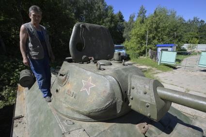 Москва. Инструктор  рядом с танком Т-34  на танковой базе Военно-патриотического центра имени И.Д.Черняховского.