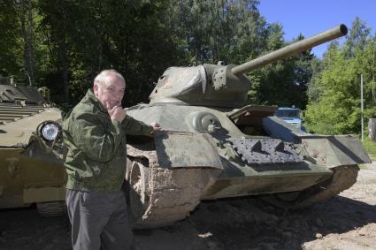 Москва. Военный обозреватель `Комсомольской правды` Виктор Баранец  рядом с танком Т-34  на танковой базе Военно-патриотического центра имени И.Д.Черняховского.