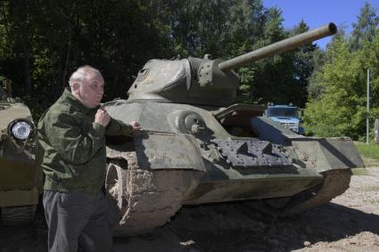 Москва. Военный обозреватель `Комсомольской правды` Виктор Баранец  рядом с танком Т-34  на танковой базе Военно-патриотического центра имени И.Д.Черняховского.