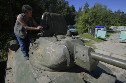 Москва. Инструктор  рядом с танком Т-34  на танковой базе Военно-патриотического центра имени И.Д.Черняховского.