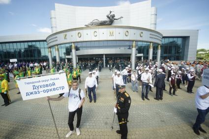 Екатеринбург. Парад 24 духовых оркестров, во время закрытия Уральского культурного форума.