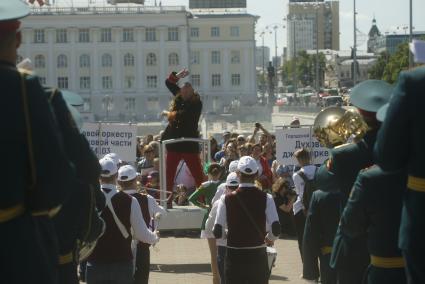 Екатеринбург. Парад 24 духовых оркестров, во время закрытия Уральского культурного форума. На фото: дирижер оркестра \'Уралбэнд\' полковник Александр Павлов