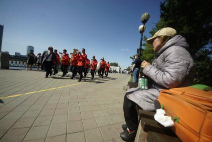 Екатеринбург. Парад 24 духовых оркестров, во время закрытия Уральского культурного форума.